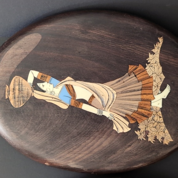 VGT, Rosewood Set Of 2 Oval Marquetry Wall Plaques with South Indian Man/Woman. - Picture 3 of 15